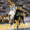 Travecia Franklin drives for the rim as WSU's Jessica Diamond defends.